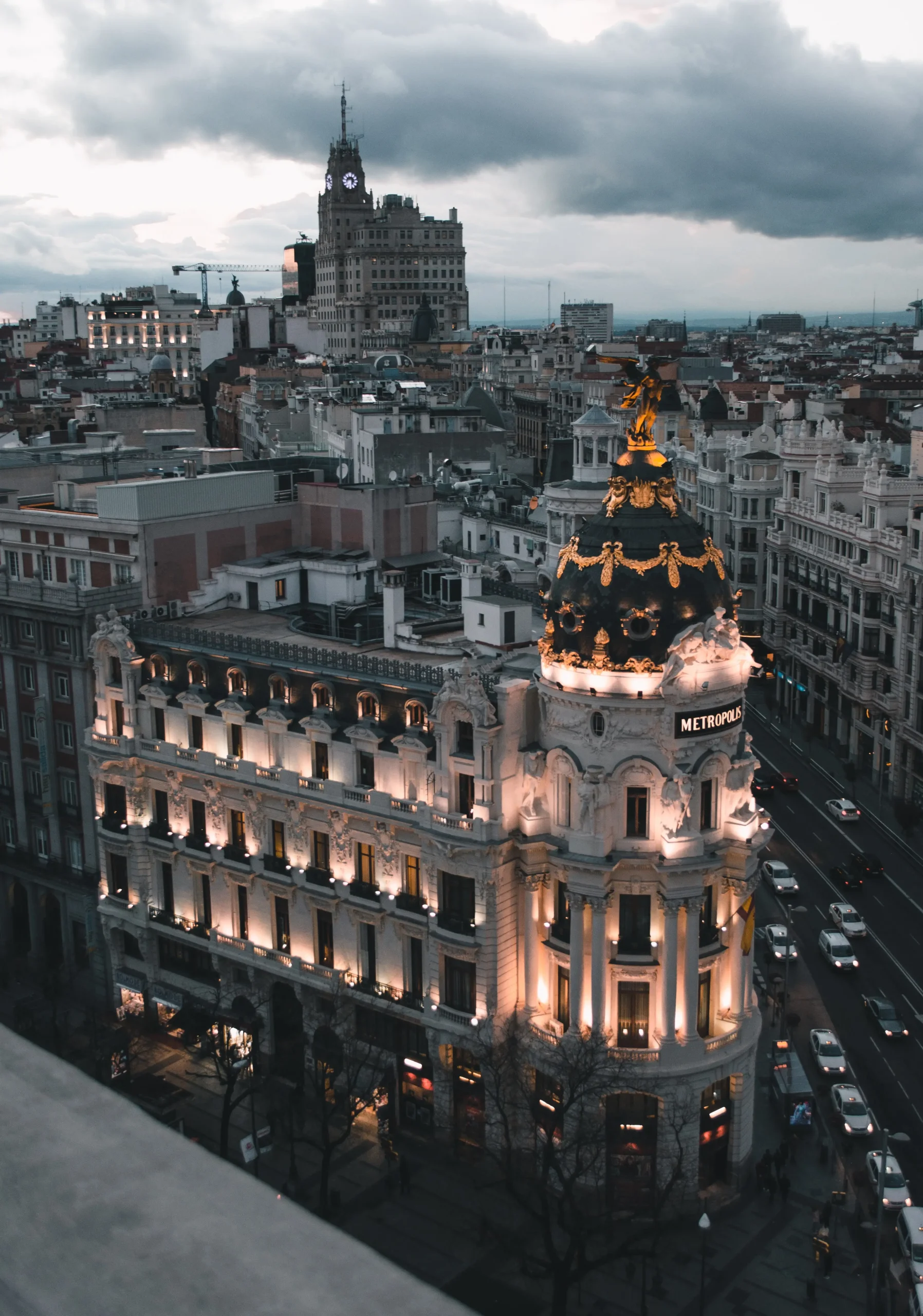 Vista del edificio Metropolis iluminado en la ciudad de Madrid