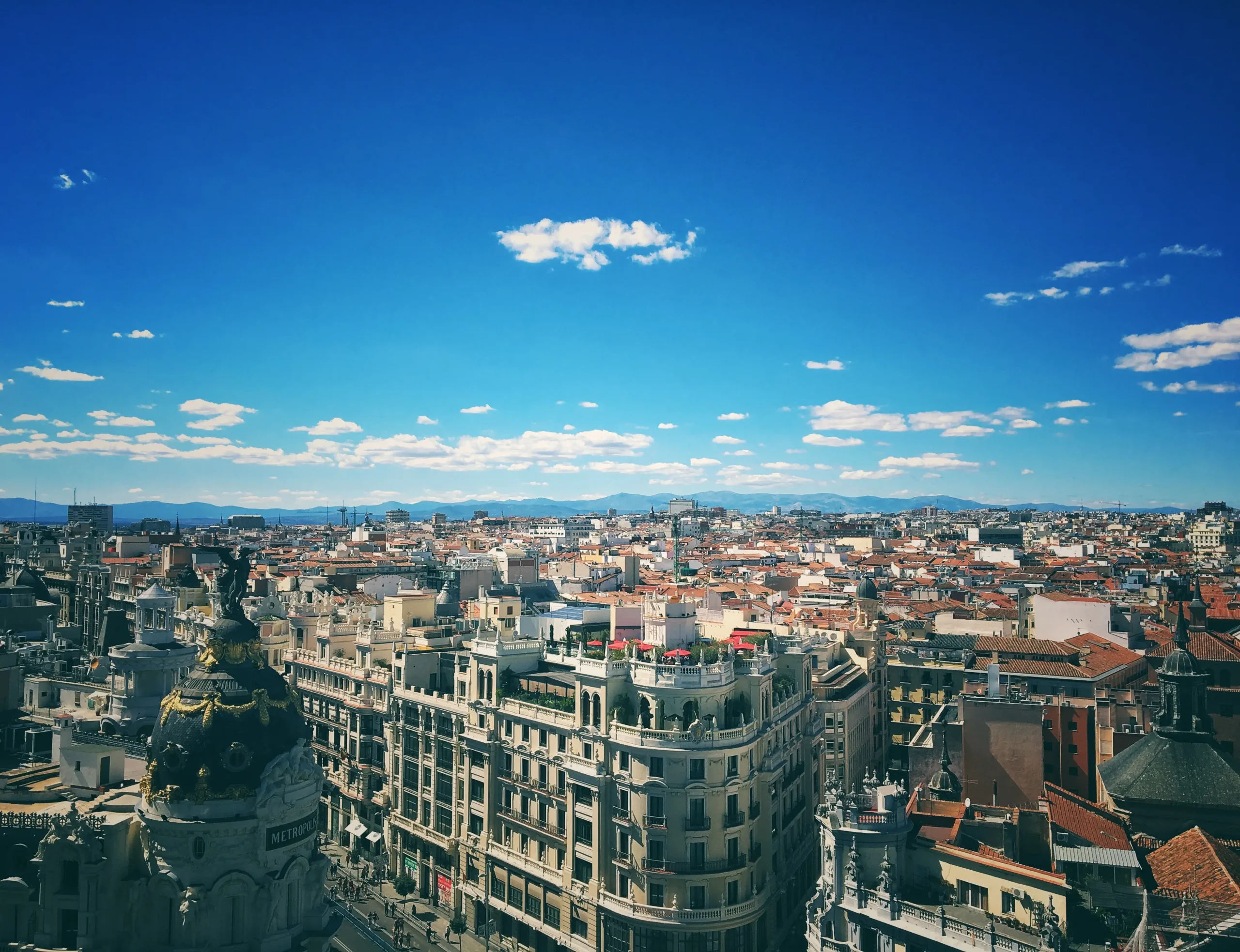 Panorámica de Gran Vía, calle principal en la ciudad de Madrid